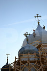 Специально обученные отделочники ведут работы по окраске куполов Никитского собора