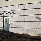 Каркас и утепление фасада, подготовленного для монтажа керамогранитной плитки