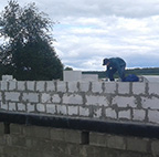 Цоколь (бетонные блочки) и пенобетонная стена дома