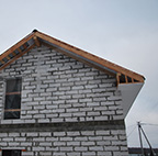 Фасад хозяйственной постройки из пеноблоков перед отделкой