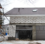 Фасад гаража с мансардой из пеноблоков перед внешней отделкой
